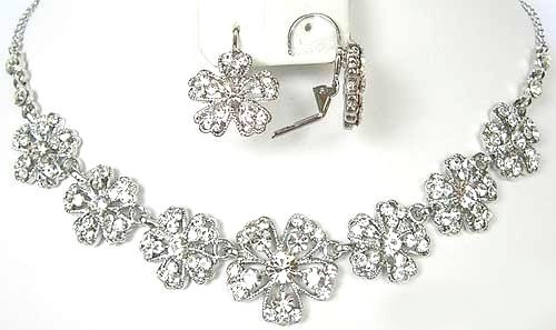 Pompons fleurs en tissu 18mm bleu canard x2 Au sujet des bijoux Savoir-faire technique. Une équipe de designers sans pareille crée une gamme de bijoux de mode pour offrir l’accessoire parfait en toute occasion.