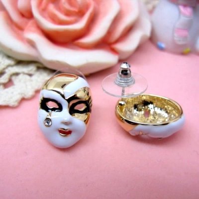 Bijoux de mariage : boucles d'oreille  - Boucles clou doreille Masque de Pierrot dor : illustration