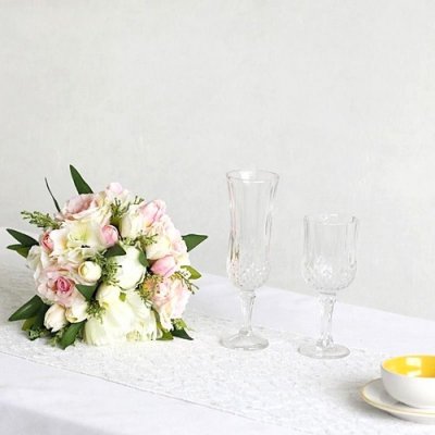 Mariage thme champtre  - Chemin de table mariage en dentelle blanche : illustration