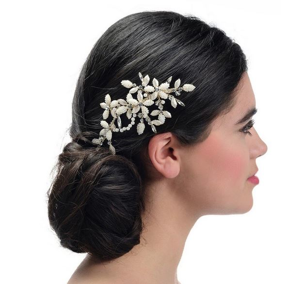 Brillez le jour de votre mariage : Guide complet des accessoires de cheveux pour la mariée