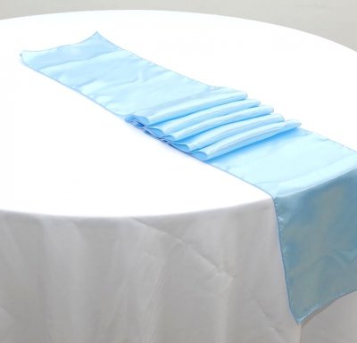 Dco de table Baptme  - Chemin de table satin bleu ciel 30 cm x 2,75 m : illustration