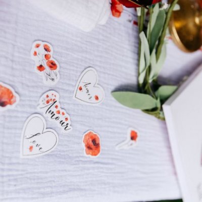 Dco de table Communion  - 100 Confettis de table en carton coquelicots rouge  : illustration