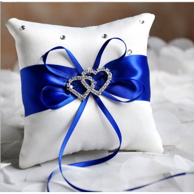 Mariage thme mer  - Coussin alliance blanc et bleu royal coeur de cristal  : illustration