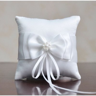 Mariage thme hiver  - Coussin alliance blanc avec nud et perles blanches ... : illustration