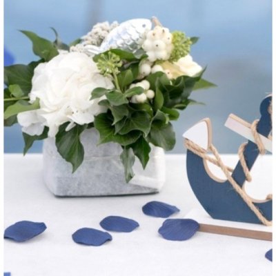 Dco de table Communion  - 100 ptales de rose artificiels bleu marine avec feuilles : illustration