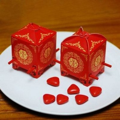 Boites de drages en carton  - Botes  drages chine rouge et or deco table mariage : illustration