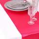 Chemin de table mariage satin rose fuchsia : illustration